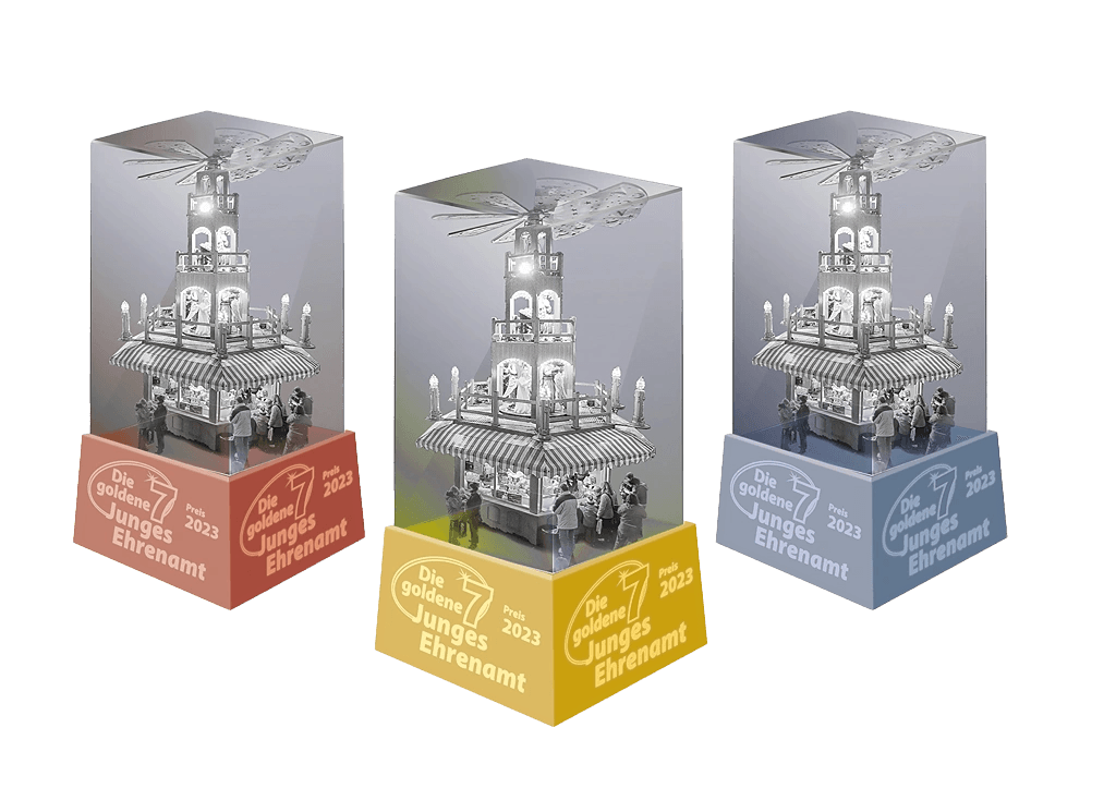 Drei Pokale der Goldenen Pyramide